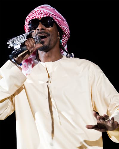 مغني الراب الأمريكي سنوب دوق يقدم مجموعة من أغانيه وهو يرتدي الزي الأماراتي  في جزيرة ياس في أبوظبي بحضور  150 ألف متفرج .