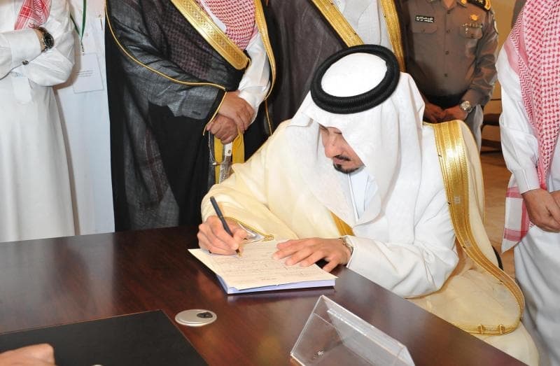 أمير عسير يسجل اسمه في سجل قيد الناخبين في أبها