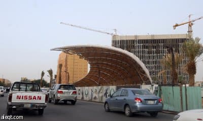 أحد هواة القنص يحمل صقرا في سوق الصقور في الرياض