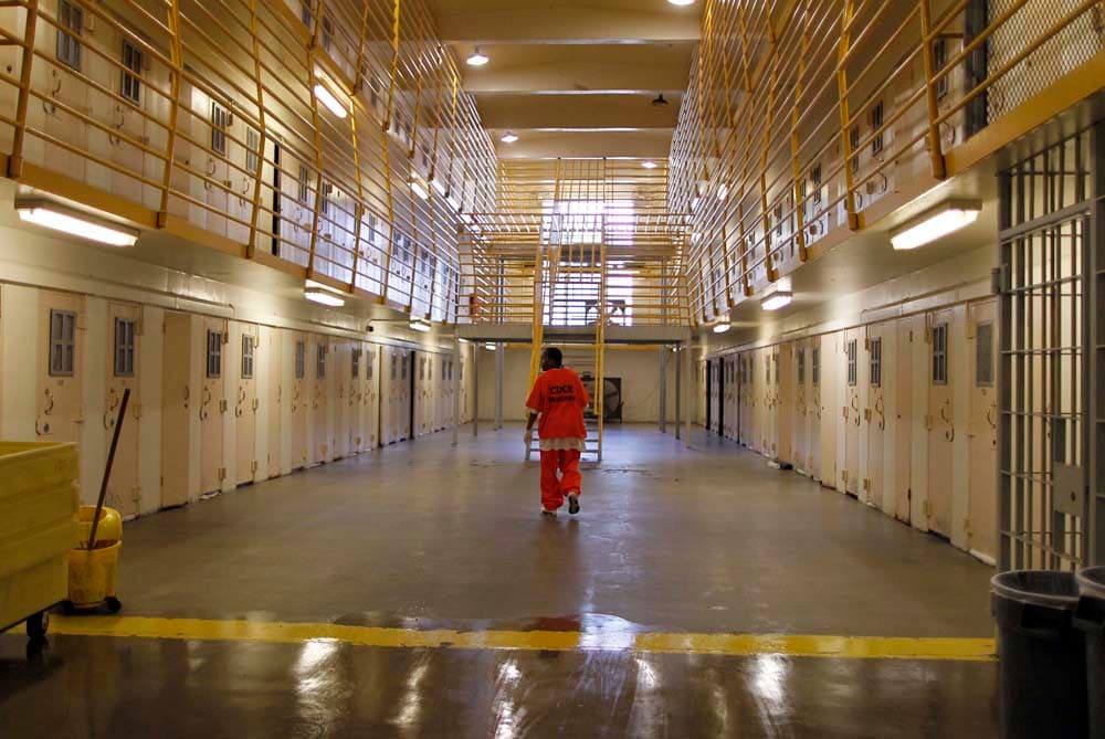 تزداد أعداد السجناء في أمريكا كل سنة حيث بلغ عدد المساجين 2 مليون شخص ونتيجة لذلك أمرت المحكمة العليا في كاليفورنيا بإطلاق سراح 