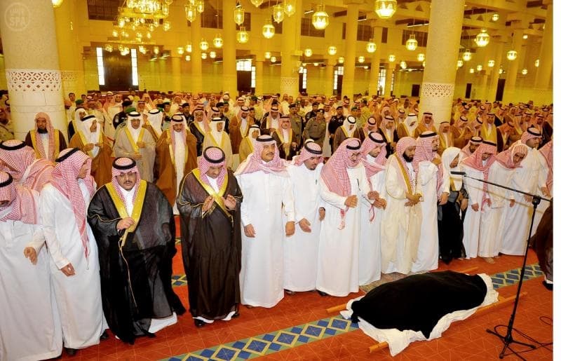 أداء صلاة الميت على الفقيدة الأميرة منيرة بنت سلطان بن عبدالعزيز