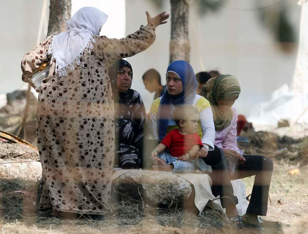 عائلات سورية في مخيم للأجئين في تركيا وذلك بعد السماح لهم بالخروج من الحدود السورية