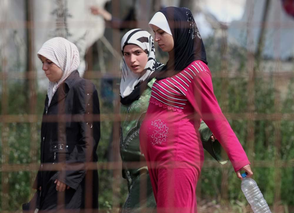 عائلات سورية في مخيم للأجئين في تركيا وذلك بعد السماح لهم بالخروج من الحدود السورية