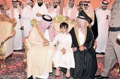 أمير عسير ينقل تعازي القيادة لأسرة الشهيد الحارثي