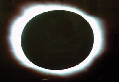 اليوم.. خسوف كلي نادر للقمر يشاهد في آسيا وإفريقيا وشرق أوروبا