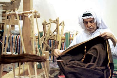 برامج لتدريب 94 حرفيا على الصناعات اليدوية في 5 مناطق.. السبت