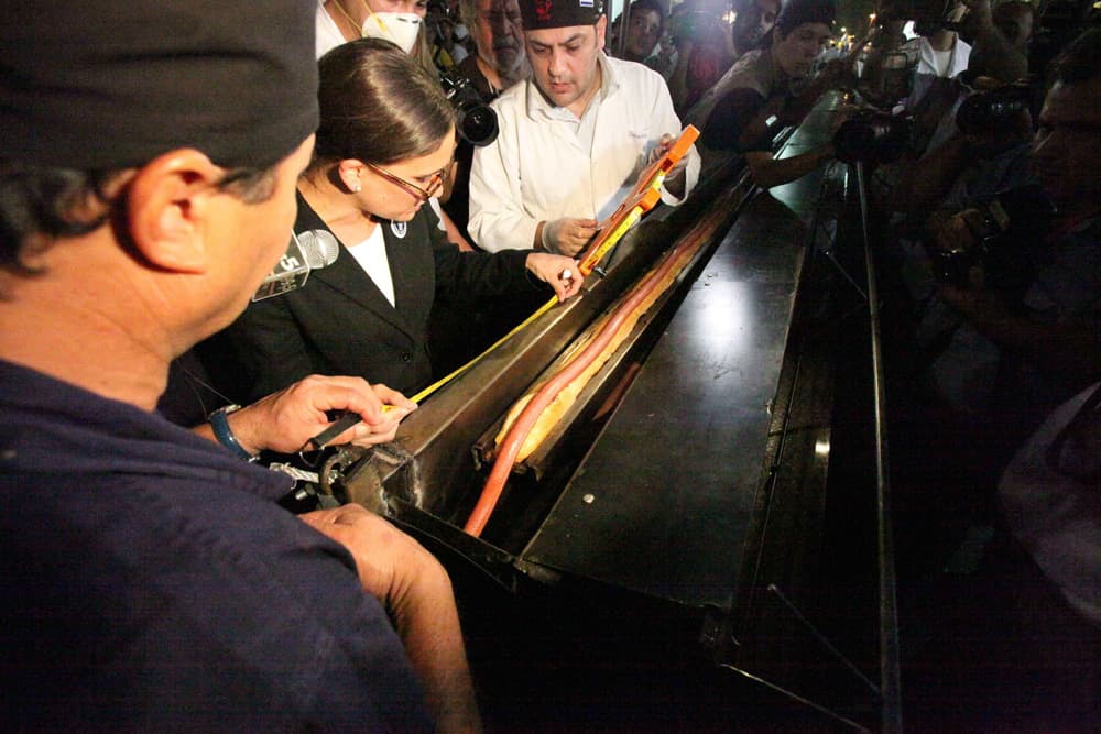 باراجواي تنتج أطول قطعة هوت دوج في العالم بطول 203 متر