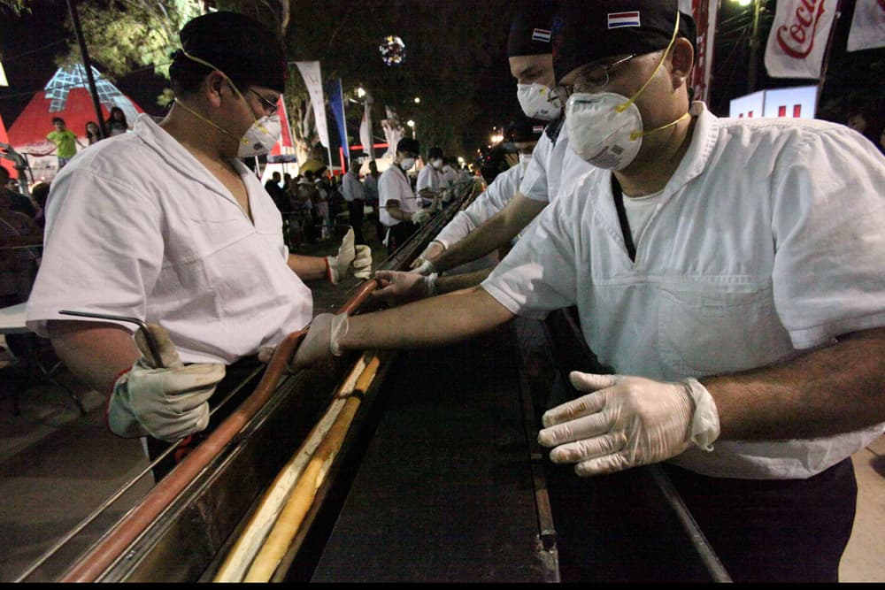 باراجواي تنتج أطول قطعة هوت دوج في العالم بطول 203 متر