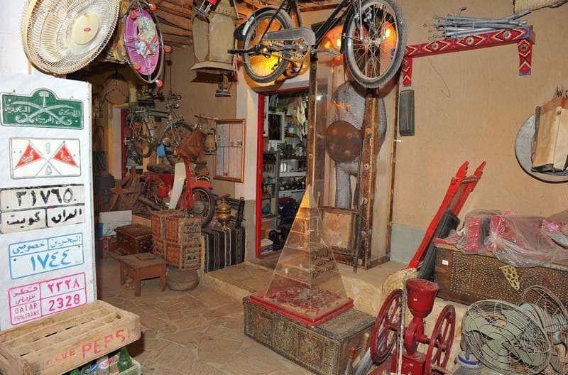 عشّاق الزمن القديم .. يجدون مبتغاهم في سوق المسوكف بعنيزة