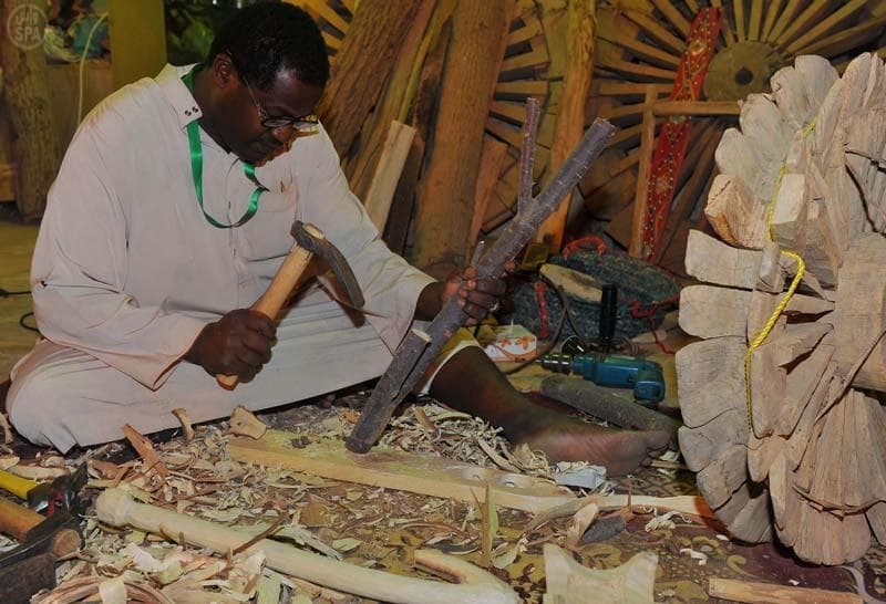 عشّاق الزمن القديم .. يجدون مبتغاهم في سوق المسوكف بعنيزة