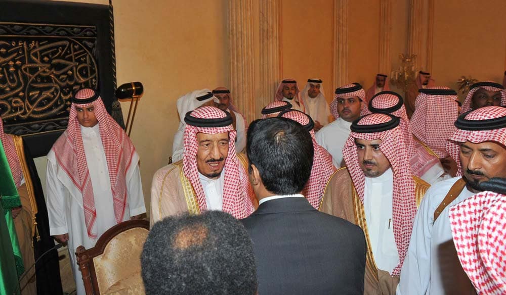 الأمير سلمان يستقبل المعزين في وفاة الأميرة سلطانة السديري ويغادر الرياض متوجهاً إلى الخارج