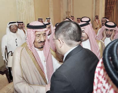 الأمير سلمان يستقبل المعزين في وفاة الأميرة سلطانة السديري