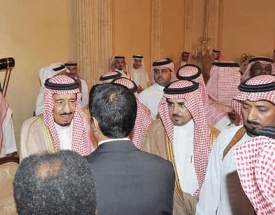الأمير سلمان يستقبل المعزين في وفاة الأميرة سلطانة السديري
