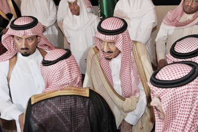 الأمير سلمان يستقبل المعزين في وفاة الأميرة سلطانة السديري