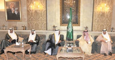 الأمير سلمان يستقبل المعزين في وفاة الأميرة سلطانة السديري
