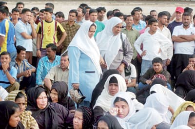 الاستقدام في البحرين والإمارات.. تحايل مكاتب الخارج ومماطلة في الداخل