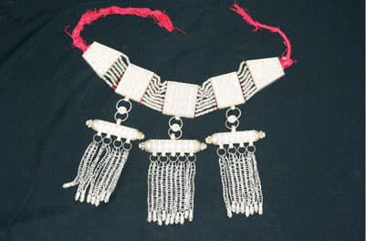 الحلي و«الثوب المكمم» يزينان التراث النجراني