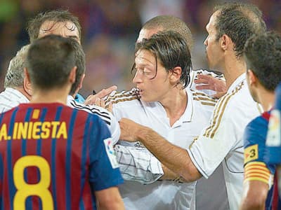 أوزيل: لن أرضى بسب ديني .. فيا عنصري