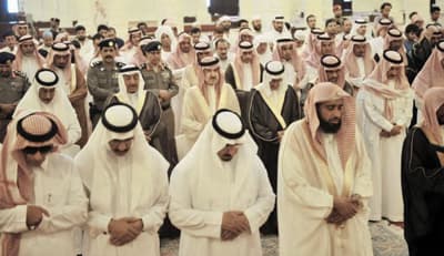 الأمير سطام يؤدي صلاة الميت على الأميرة حصة الفرحان