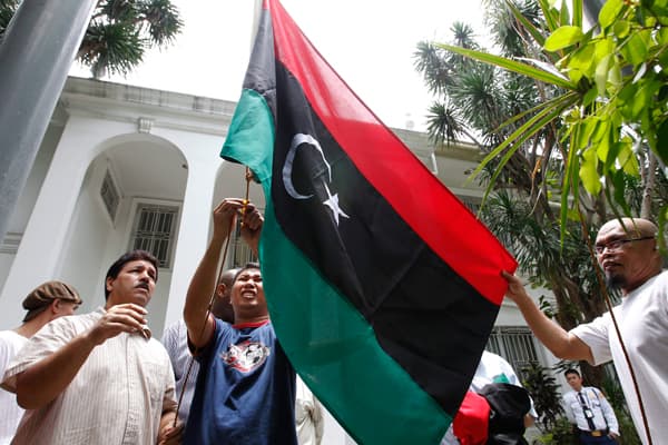 المجلس الوطني يعرض 1.3 مليون مكافأة لمن يسلم القذافي حيا أو ميتا