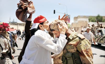 العولقي كان يتنقل بحرية ويتواصل مع الناس في مناطق خارجة عن سيطرة الدولة