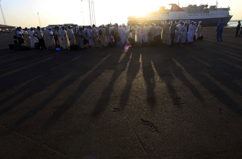 حجاج سودانيون يستقلون عبارة بحرية أثناء توجههم إلى المشاعر المقدسة
