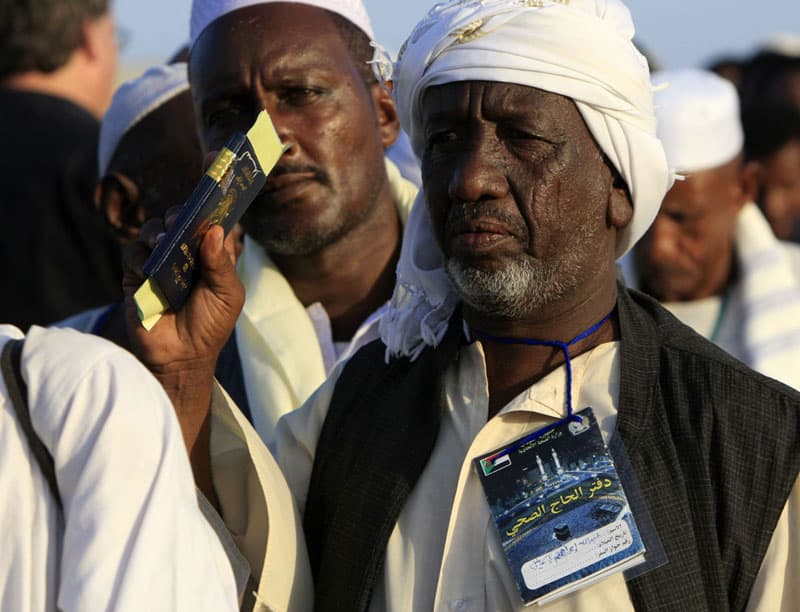 حجاج سودانيون يستقلون عبارة بحرية أثناء توجههم إلى المشاعر المقدسة