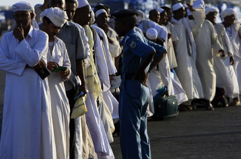 حجاج سودانيون يستقلون عبارة بحرية أثناء توجههم إلى المشاعر المقدسة