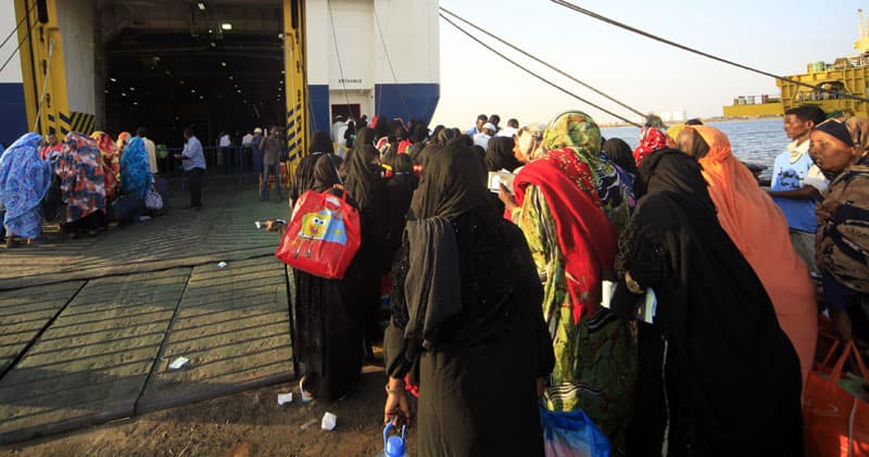 حجاج سودانيون يستقلون عبارة بحرية أثناء توجههم إلى المشاعر المقدسة