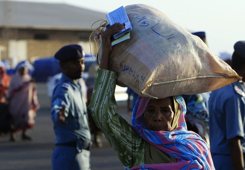 حجاج سودانيون يستقلون عبارة بحرية أثناء توجههم إلى المشاعر المقدسة