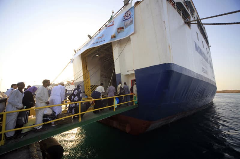 حجاج سودانيون يستقلون عبارة بحرية أثناء توجههم إلى المشاعر المقدسة