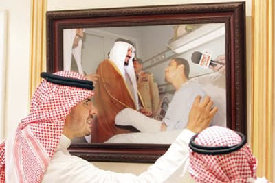 النقيب العلي يروي لـ "الاقتصادية" قبلة سلطان وتفاصيل الزيارة