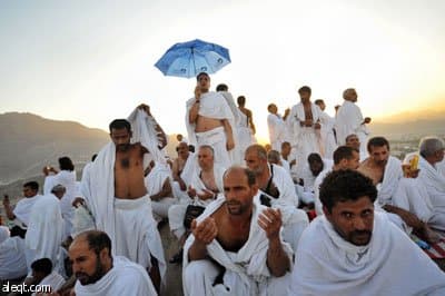 حجاج بيت الله ينفرون من عرفات ويقضون ليلتهم بمزدلفة