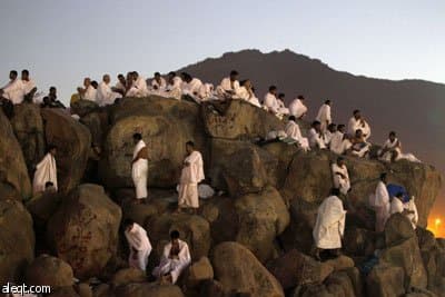 حجاج بيت الله ينفرون من عرفات ويقضون ليلتهم بمزدلفة