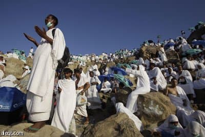 حجاج بيت الله ينفرون من عرفات ويقضون ليلتهم بمزدلفة