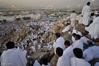 حجاج بيت الله ينفرون من عرفات ويقضون ليلتهم بمزدلفة