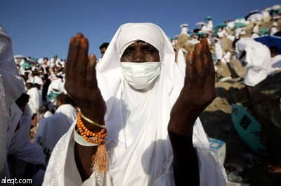 حجاج بيت الله ينفرون من عرفات ويقضون ليلتهم بمزدلفة