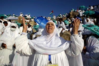 حجاج بيت الله ينفرون من عرفات ويقضون ليلتهم بمزدلفة