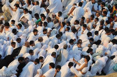حجاج بيت الله ينفرون من عرفات ويقضون ليلتهم بمزدلفة