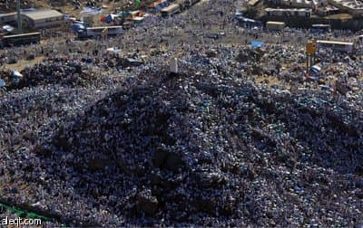 حجاج بيت الله ينفرون من عرفات ويقضون ليلتهم بمزدلفة