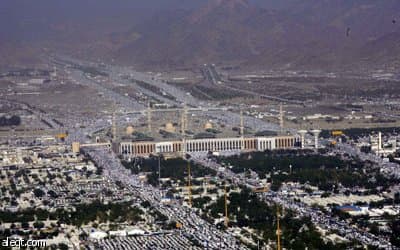 حجاج بيت الله ينفرون من عرفات ويقضون ليلتهم بمزدلفة
