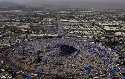 حجاج بيت الله ينفرون من عرفات ويقضون ليلتهم بمزدلفة