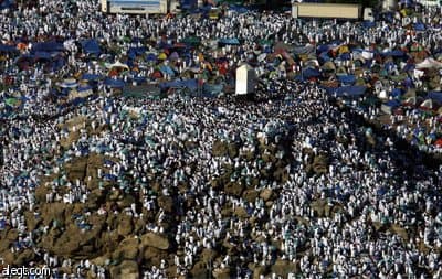 حجاج بيت الله ينفرون من عرفات ويقضون ليلتهم بمزدلفة