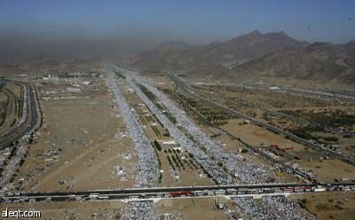 حجاج بيت الله ينفرون من عرفات ويقضون ليلتهم بمزدلفة