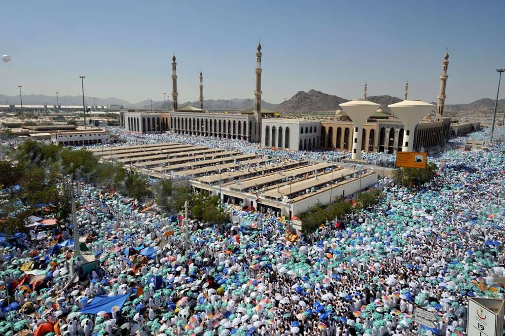 حجاج بيت الله ينفرون من عرفات ويقضون ليلتهم بمزدلفة