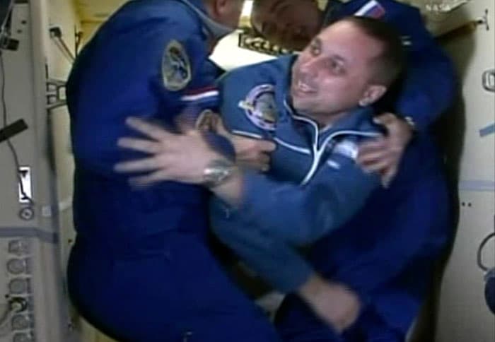 طاقم روسي أمريكي يصل بسلام الى محطة الفضاء