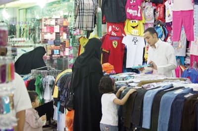 العمل: عقد استرشادي لحفظ حقوق العاملات في محال المستلزمات النسائية