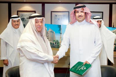 الأمير فيصل بن سلمان يوقع عقد إنشاء برج «إنسان» في الزلفي