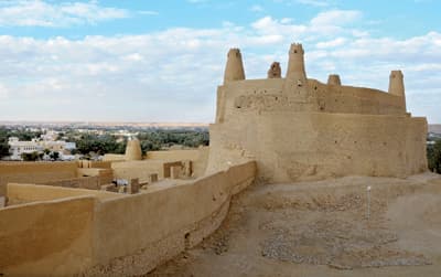 أقدم أسواق العرب .. تحت شموخ «مارد» ومئذنة مسجد عمر