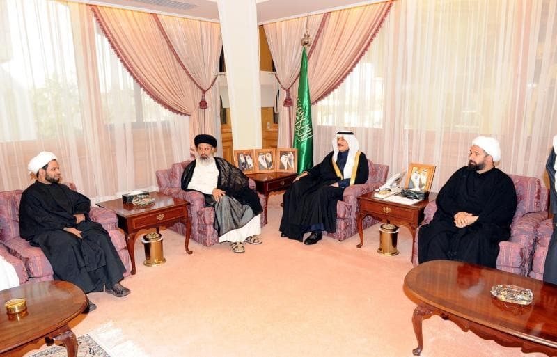 محمد بن فهد يستقبل ذوي المتوفين بأحداث القطيف